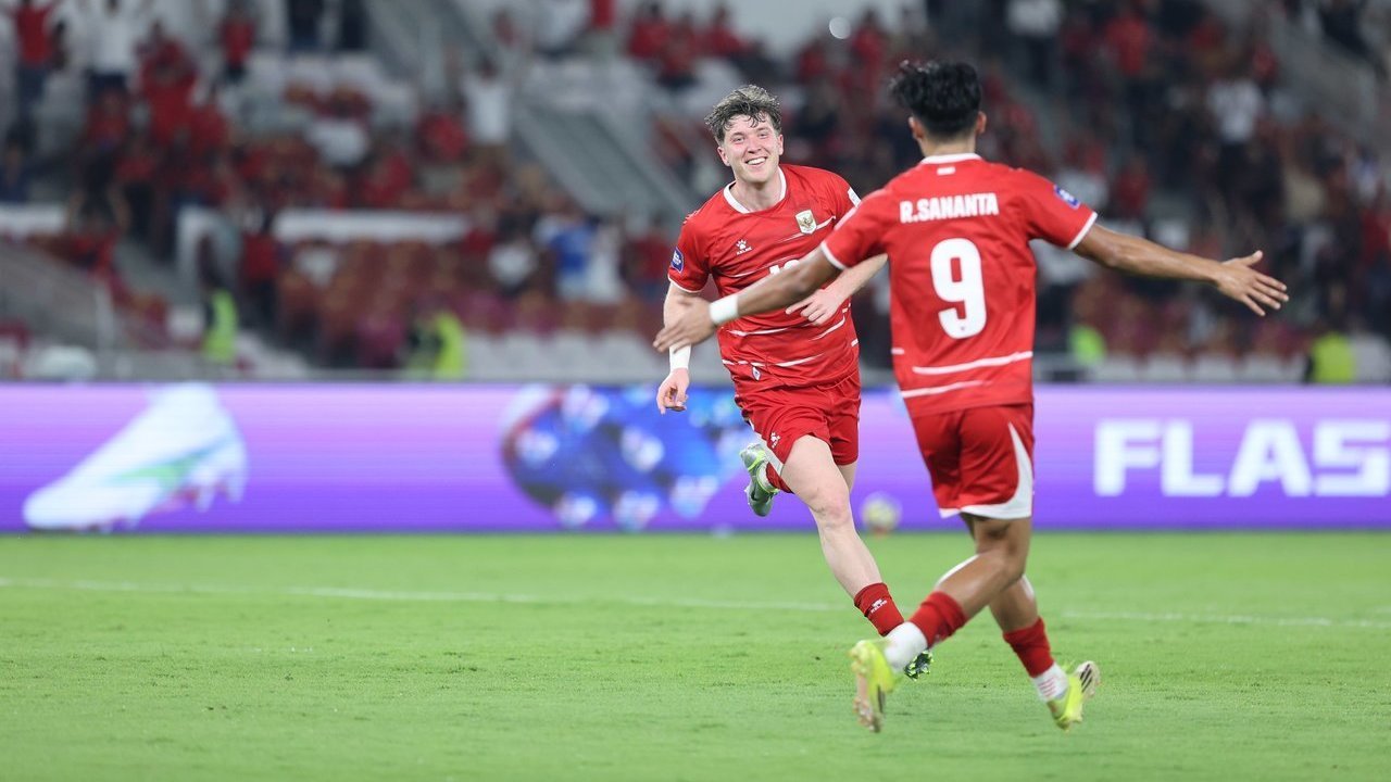 Selebrasi pemain Ole Romeny bersama Ramadhan Sananta di laga Timnas Indonesia vs St Kitts Nevis