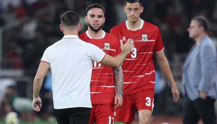 Pelatih Timnas Indonesia, John Herdman memberikan tos kepada Calvin Verdonk dan Jay Idzes 