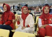 Ibu pemain Timnas Indonesia U-17 Alfredo Nararya, Shinta Handayani, memberi dukungan langsung di Stadion Gelora