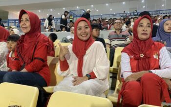 Ibu pemain Timnas Indonesia U-17 Alfredo Nararya, Shinta Handayani, memberi dukungan langsung di Stadion Gelora