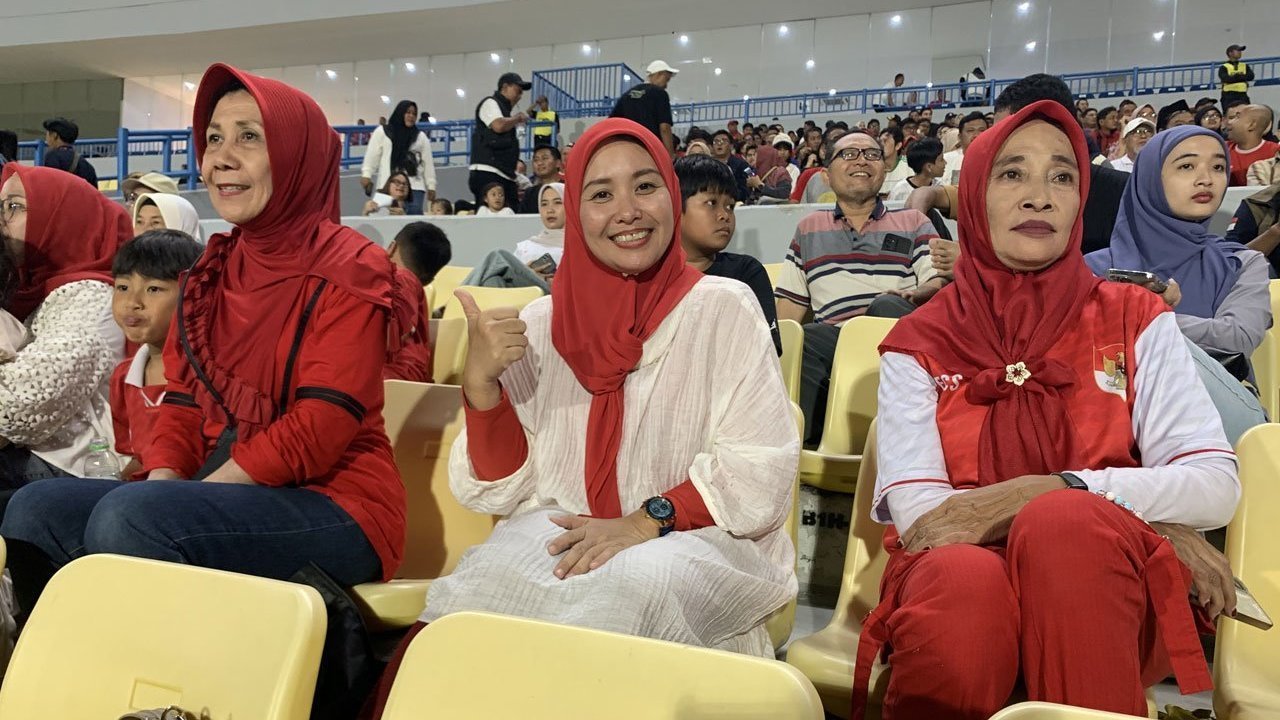 Ibu pemain Timnas Indonesia U-17 Alfredo Nararya, Shinta Handayani, memberi dukungan langsung di Stadion Gelora