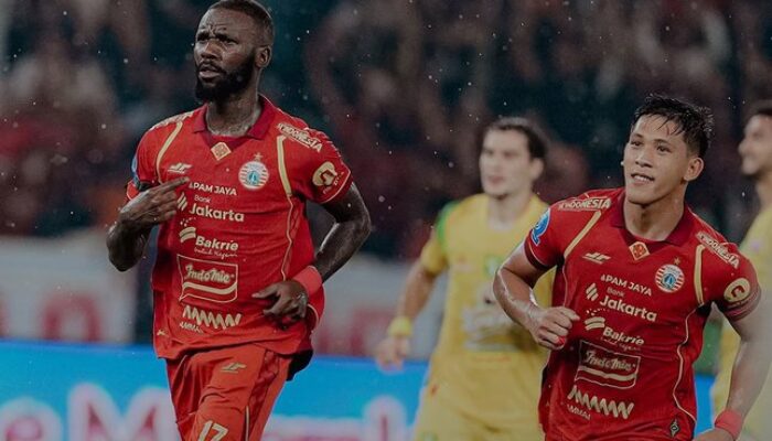 Eksel Runtukahu (kanan) dan Allano Lima merayakan gol Persija Jakarta ke gawang Persebaya, Sabtu (11/4/2026)