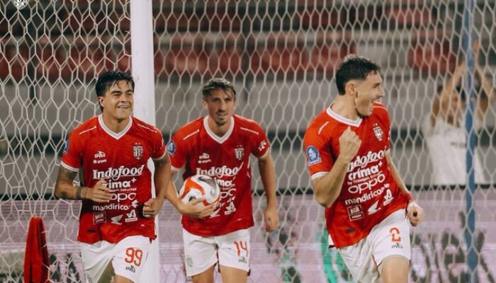 Joao Ferrari (kanan) merayakan golnya di laga Bali United vs PSBS Biak di BRI Super League, Senin (06/04/2026