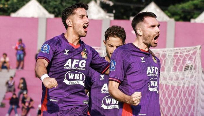 Selebrasi Jon Toral dalam laga Persik Kediri vs Persita Tangerang di BRI Super League 2025/2026