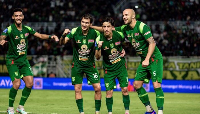 Francisco Rivera (tengah) merayakan gol dengan rekan setimnya di Persebaya Surabaya