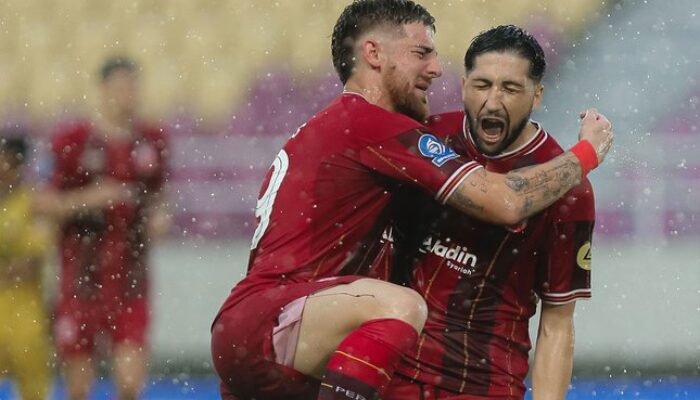 Skuad Persis Solo merayakan gol Miroslav Maricic ke gawang Semen Padang, Minggu (12/4/2026) 