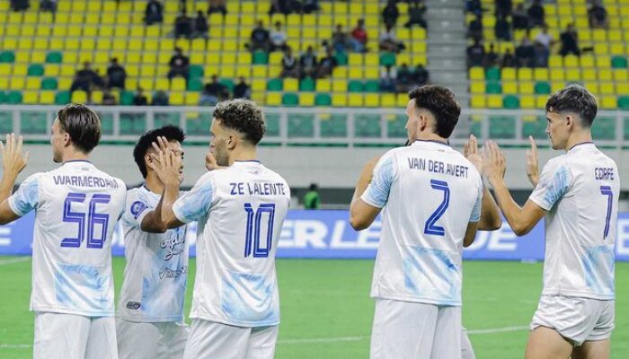 Para pemain PSIM Yogyakarta pada laga pekan ke-26 BRI Super League 2025/2026