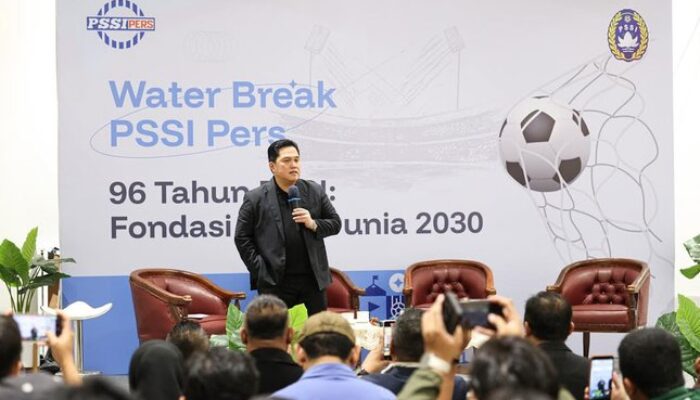 Ketua PSSI, Erick Thohir, dalam acara Water Break PSSI Pers di GBK Arena, Senayan, Jakarta Pusat, Kamis (16/4/2026)