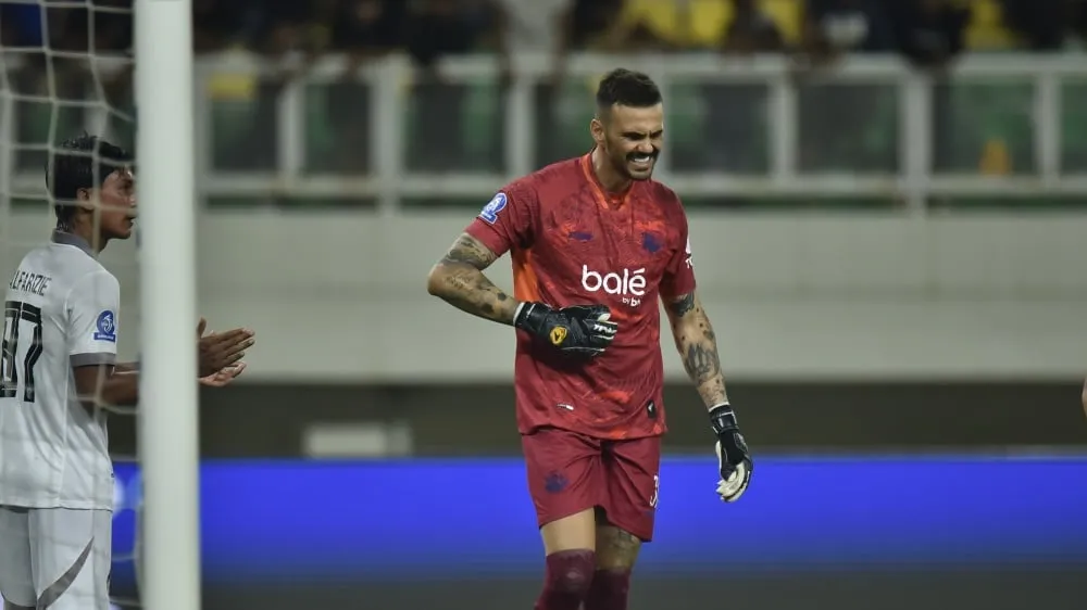 Lucas Frigeri: Pilar Pertahanan Arema FC di Tengah Sorotan