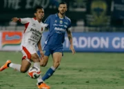 Penyerang senior Bali United, M Rahmat di laga kontra Persib Bandung