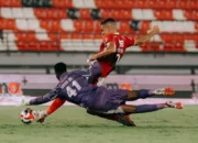 Penyerang Bali United, Boris Kopitovic di laga kontra PSBS Biak