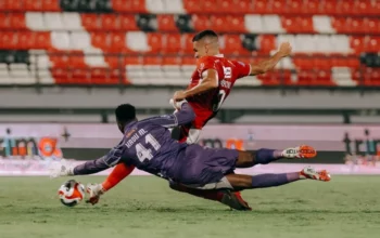 Penyerang Bali United, Boris Kopitovic di laga kontra PSBS Biak