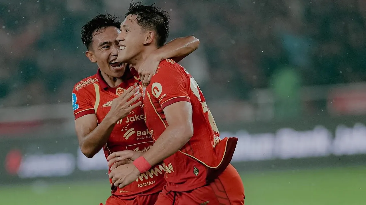 Penyerang Persija Jakarta, Eksel Runtukahu mencetak brace ke gawang Persebaya Surabaya